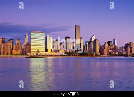 La ville de New York. Skyline de Manhattan vu de l'East River montrant le Chrysler Building et l'Organisation des Nations Unies. Banque D'Images