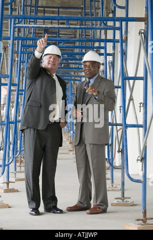 Deux ingénieurs discuter sur un site de construction Banque D'Images