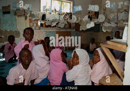 Les écoliers musulmans en classe, l'Ouganda Banque D'Images