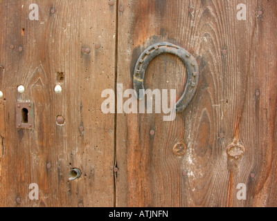 Horseshoe comme symbole de chance sur porte fermée d'un côté ouvert shed journal vers le bas signifie chance passe la mauvaise chance Banque D'Images