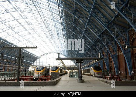 Les trains Eurostar à St Pancras International gare London England UK Banque D'Images