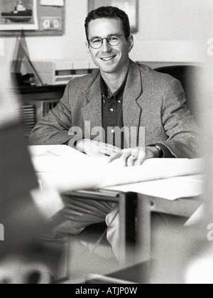 Businessman sitting at desk portrait B W Banque D'Images