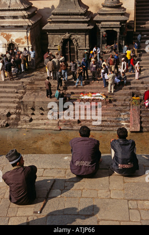 Le bûcher à l'étapes des Ghats à bord d'une rivière d'une rivière à Katmandou au Népal Banque D'Images