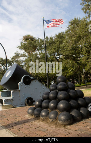 Une guerre civile et des boulets de canon de mortier s'asseoir devant un drapeau américain en lambeaux, la batterie, Charleston, SC Banque D'Images