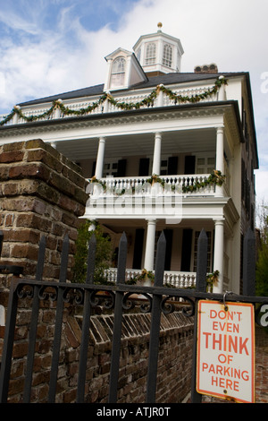 Inscrivez-vous est la suivante : "o pense même pas de parking ici' en face d'un manoir historique de la batterie du Sud St Charleston SC 30 Décembre 2007 Banque D'Images