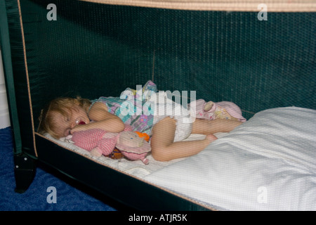 Tout-petit dort dans un parc pour enfants Banque D'Images