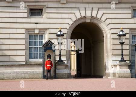 Un garde au Palais de Buckingham, Londres, Angleterre, Grande-Bretagne, Royaume-Uni. GT Banque D'Images