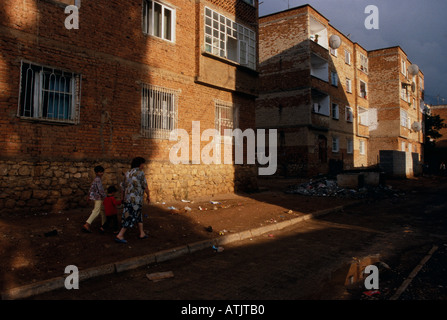 Les femmes et les enfants de marcher dans les rues de Kukes en Albanie Banque D'Images