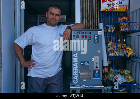 Homme debout à côté de distributeur automatique de café, Beyrouth, Liban Banque D'Images