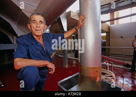 Un travailleur au Château Ksara winery estate dans la vallée de la Bekaa au Liban Banque D'Images