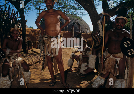 Zulu dancers dans Village Touristique, Afrique du Sud Banque D'Images