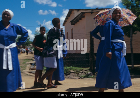 Les femmes sur le chemin de l'église, à Soweto, Afrique du Sud Banque D'Images