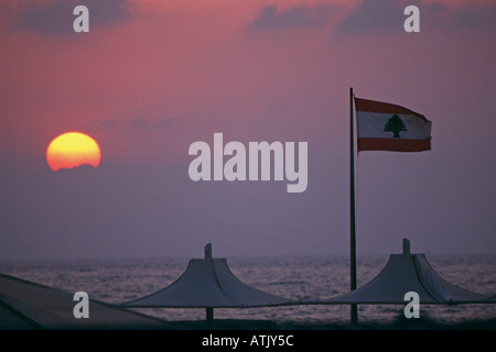 Pavillon du Liban contre le lever du soleil sur la plage, corniche, Beyrouth, Liban Banque D'Images