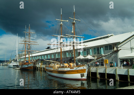 Square rigged ships Lady Nelson et Windeward Bound à Princes Wharf Hobart Tasmanie Banque D'Images