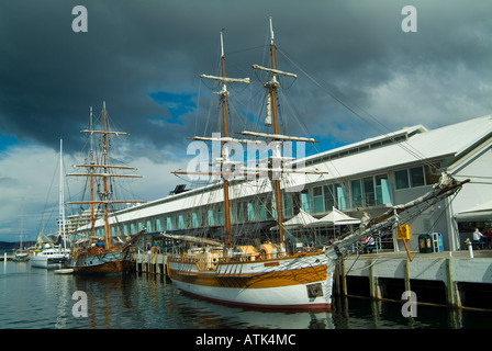 Square rigged ships Lady Nelson et Windeward Bound à Princes Wharf Hobart Tasmanie Banque D'Images