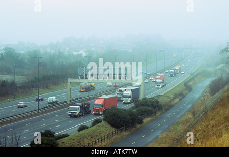 Traffic voyager dans l'épais brouillard sur l'A1 autoroute M1 Leeds Yorkshire UK Banque D'Images