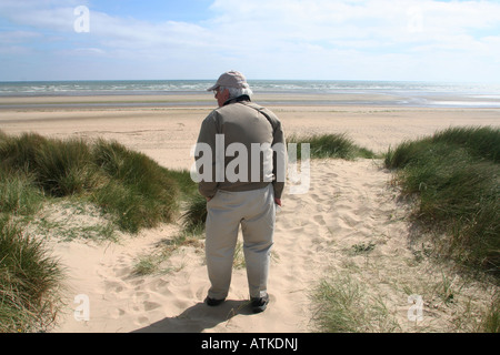 Vétéran du jour américain kulkowitz harry revient pour la première fois à Utah Beach normandie après 60 ans d-day anniversaire Banque D'Images