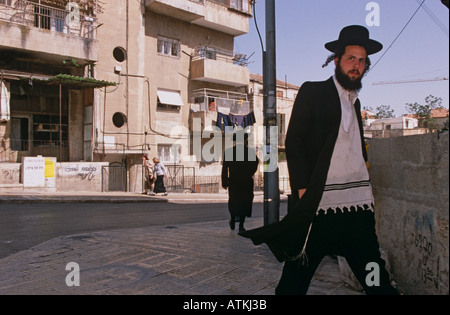 Les juifs marcher le long des rues de Jérusalem Banque D'Images