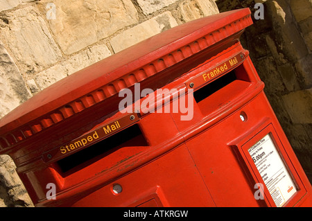 Boîte postale rouge pour courrier tamponné et affranchi close up Angleterre Royaume-Uni GB Grande-Bretagne Banque D'Images