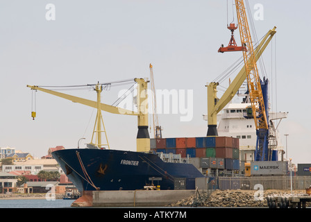 Le port de Lüderitz en Namibie avec un porte-conteneurs au port de l'Afrique de l'chargement Banque D'Images