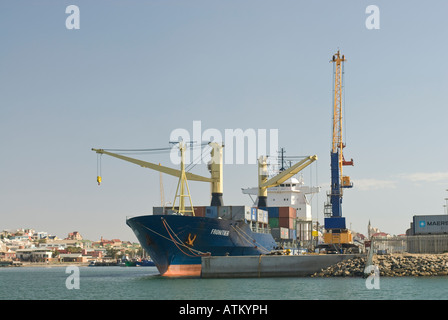 Le port de Lüderitz en Namibie avec un porte-conteneurs au port de l'Afrique de l'chargement Banque D'Images