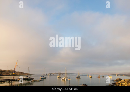 Luderitz Harbour sur la côte namibienne de l'Afrique avec la pêche bateaux et voiliers Banque D'Images