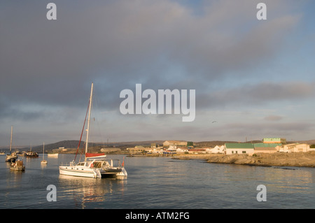 Luderitz Harbour sur la côte namibienne de l'Afrique avec la pêche bateaux et voiliers Banque D'Images