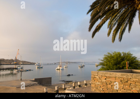 Luderitz Harbour sur la côte namibienne de l'Afrique avec la pêche bateaux et voiliers Banque D'Images