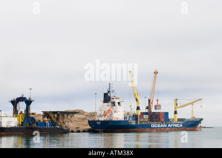 Le port de Lüderitz en Namibie avec un porte-conteneurs au port de l'Afrique de l'chargement Banque D'Images