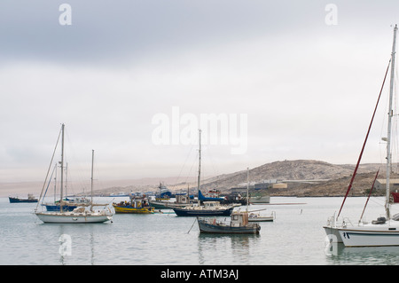 Luderitz Harbour sur la côte namibienne de l'Afrique avec la pêche bateaux et voiliers Banque D'Images