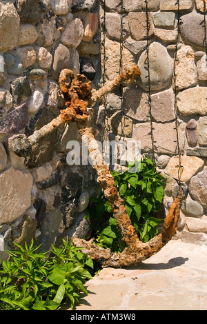 Old anchor appuyé contre le mur de la ville antique, Sozopol, Bulgarie Banque D'Images