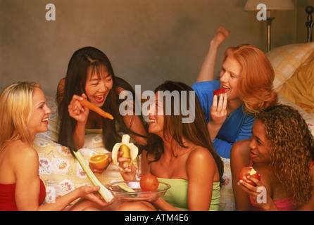 Cinq amis de composition ethnique de consommer des aliments sains et d'avoir du plaisir à parler en Californie chambres Banque D'Images