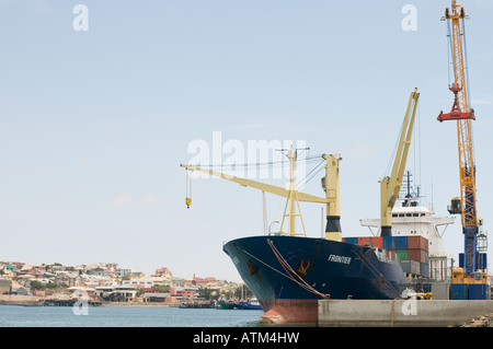 Le port de Lüderitz en Namibie avec un porte-conteneurs au port de l'Afrique de l'chargement Banque D'Images