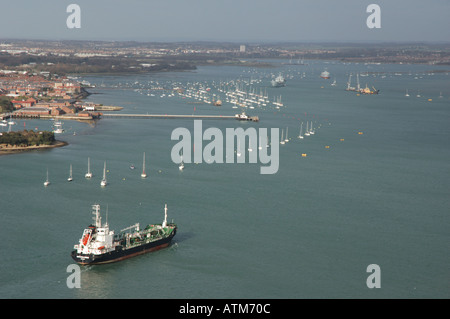 Vue sur le port de Portsmouth comme vu du haut de la tour Spinnaker Banque D'Images