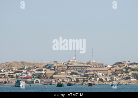 Luderitz Harbour sur la côte namibienne de l'Afrique avec la pêche bateaux et voiliers Banque D'Images