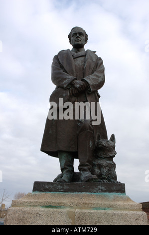 Statue de l'explorateur polaire Le Capitaine Robert Falcon Scott par sa veuve Kathleen Scott à l'entrée du chantier naval historique de Portsmouth, Royaume-Uni Banque D'Images