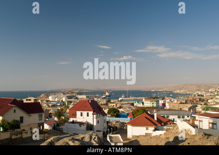 Avis de Luderitz et port et maisons colorées de près de l'église de la roche Felsenkirche Banque D'Images