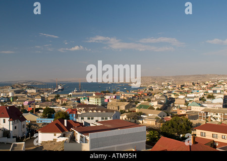 Avis de Luderitz et port et maisons colorées de près de l'église de la roche Felsenkirche Banque D'Images