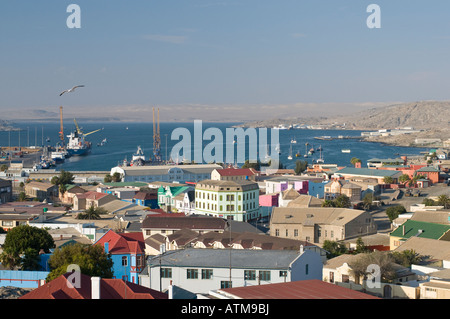 Avis de Luderitz et port et maisons colorées de près de l'église de la roche Felsenkirche Banque D'Images