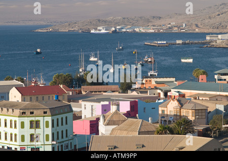 Avis de Luderitz et port et maisons colorées de près de l'église de la roche Felsenkirche Banque D'Images