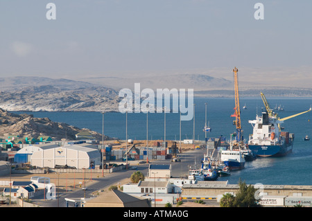 Avis de Luderitz et port et maisons colorées de près de l'église de la roche Felsenkirche Banque D'Images