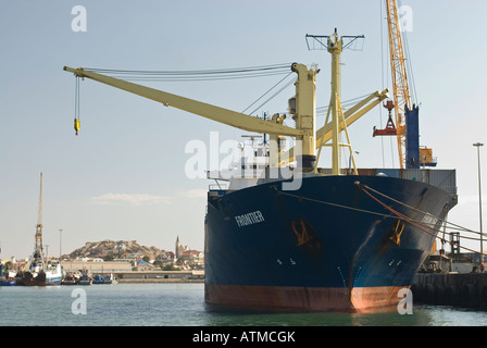 Le port de Lüderitz en Namibie avec un porte-conteneurs au port de l'Afrique de l'chargement Banque D'Images