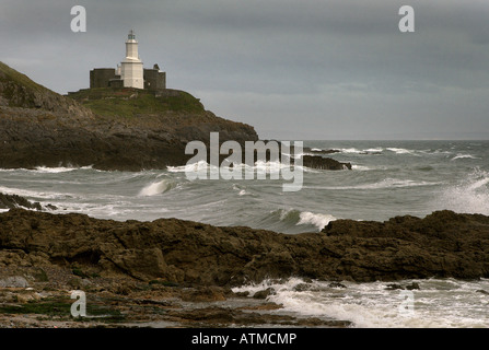 Phare de Mumbles Bay, au Pays de Galles comme une mer crash tout autour de Banque D'Images