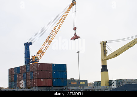 Le port de Lüderitz en Namibie avec un porte-conteneurs au port de l'Afrique de l'chargement Banque D'Images