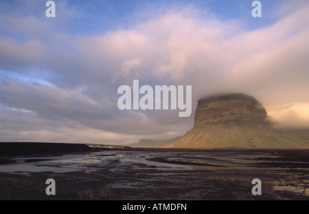 Un plateau entouré de nuage dans l'Islande le long de la route principale qui tours à travers le pays Banque D'Images