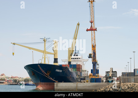 Le port de Lüderitz en Namibie avec un porte-conteneurs au port de l'Afrique de l'chargement Banque D'Images