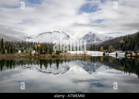 Réflexions enneigés de la montagne dans des piscines en cascade du parc national Banff Banff canada Banque D'Images