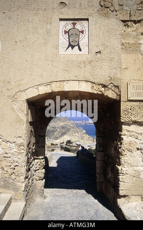 Arche avec image de Jésus-Christ, Plaza de la Torre, forteresse Castillo de Santa Barbara, Alicante, Espagne, Europe Banque D'Images