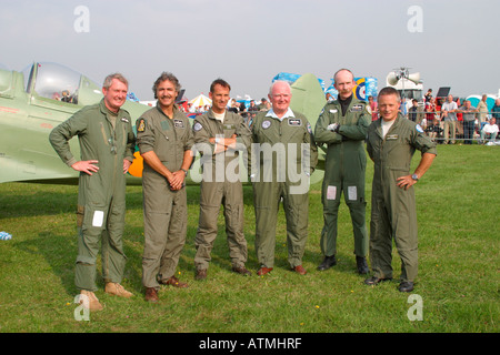 Pilotes de la société de restauration d'avion et le Hangar 11 Collection posent par Spitfire Banque D'Images