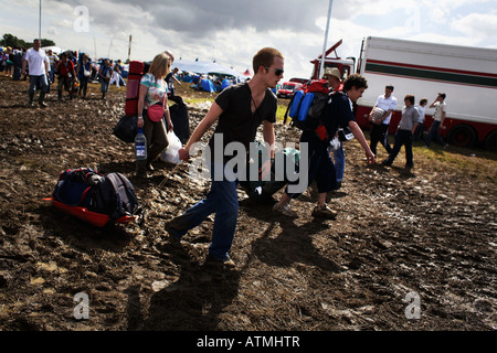 Global Gathering 2007 parieurs arrivent pour préparer le camp. Jours de pluie a rendu le terrain boueux du site Banque D'Images